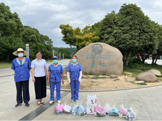 “高溫送清涼?防暑保安全”——潤馨物業(yè)工會開展2022年防暑降溫慰問活動